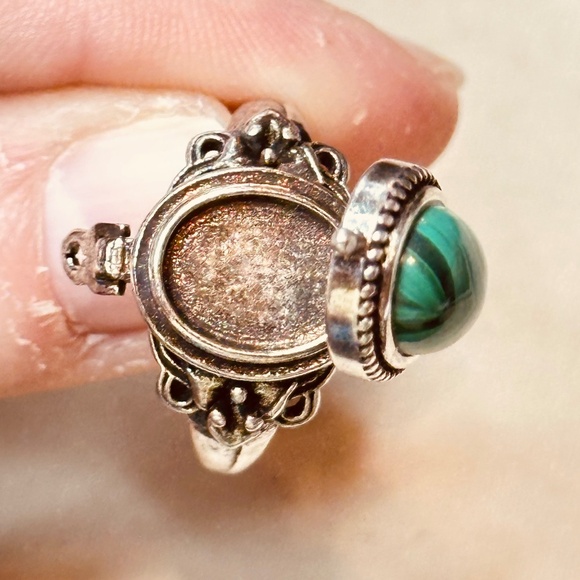 Silver Tone Malachite Poison Ring Oval Stone Vintage - Picture 7 of 14